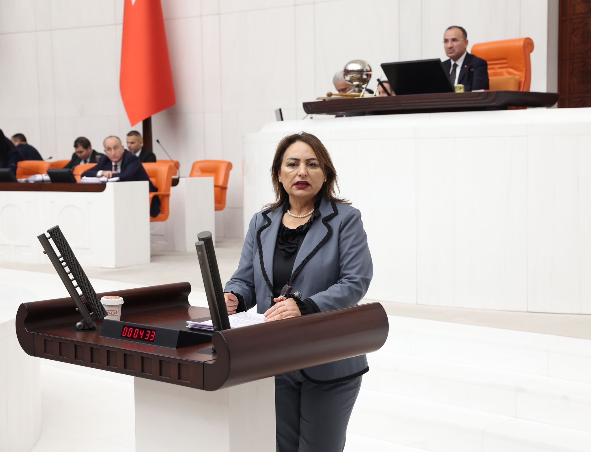 “Bir tarafta mutlu azınlık, bir tarafta borçlu, icralık milyonlarca insan var!”