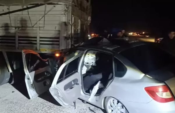 Otomobil Kamyona Çarptı: 2 Yaralı