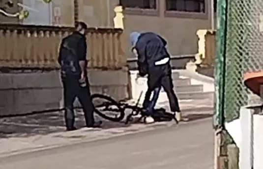 Çocuğu Tartaklayıp Boğazını Sıktılar