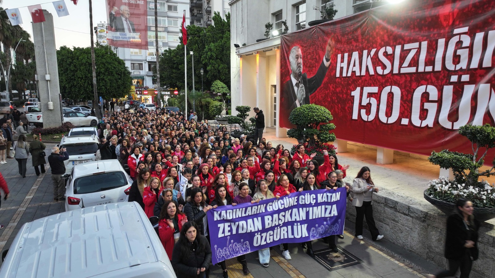 Adana Büyükşehir’in kadın çalışanlarından “Zeydan Karalar’a Özgürlük” mitingi