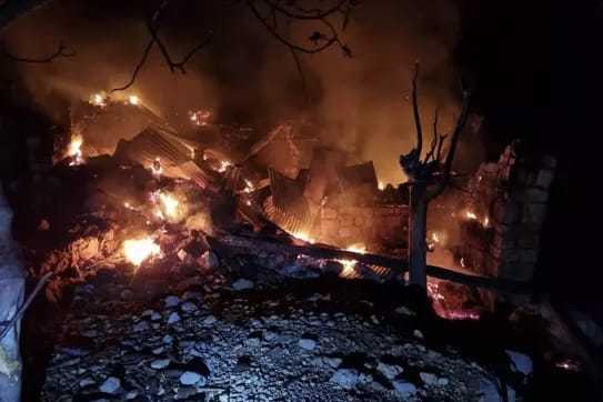 Yanan Ev Çöktü; Bir Kişi Kayıp!