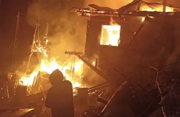 Ev Yangını Okul Lojmanına Sıçradı