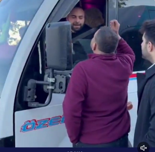 Adana’da Trafik Tartışması Yumruklu Kavgaya Dönüştü: PTT Kargo Şoföründen Dolmuş Şoförüne Darp