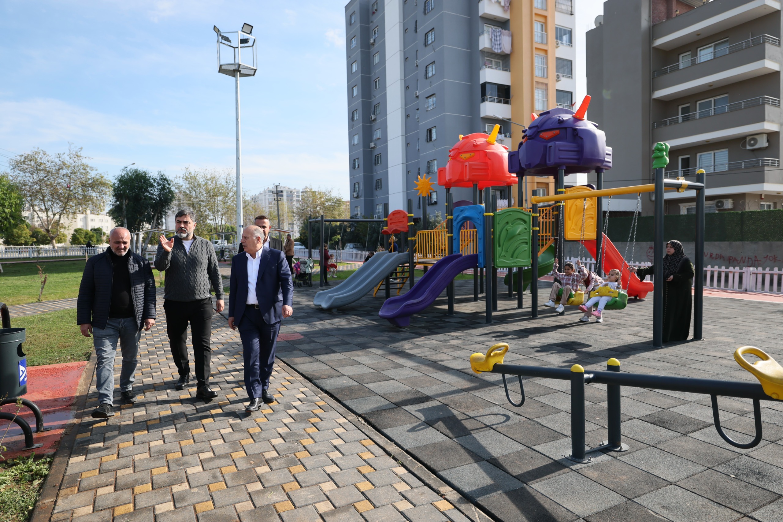 BAŞKAN DEMİRÇALI ÖZGÜR MAHALLE PARKI’NI GEZDİ