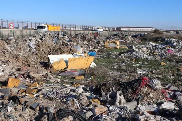 Vatandaşın Bos Araziye Çöp Tepkisi