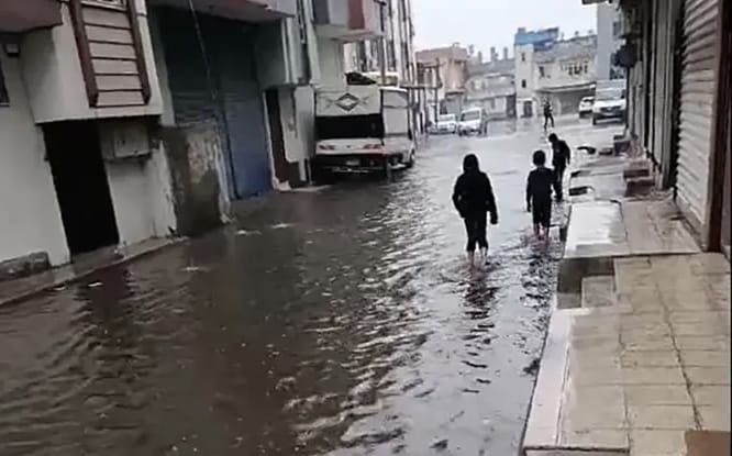 Sağanak Yağış Yolları Göle Çevirdi