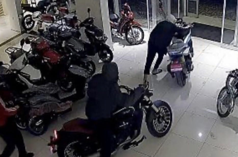 1 Dakikada 4 Motosiklet Çaldılar