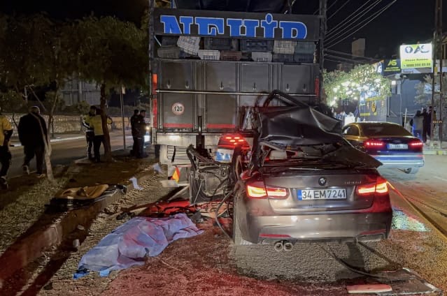 Otomobil Kamyona Çarptı; 1 Ölü, 2 Yaralı