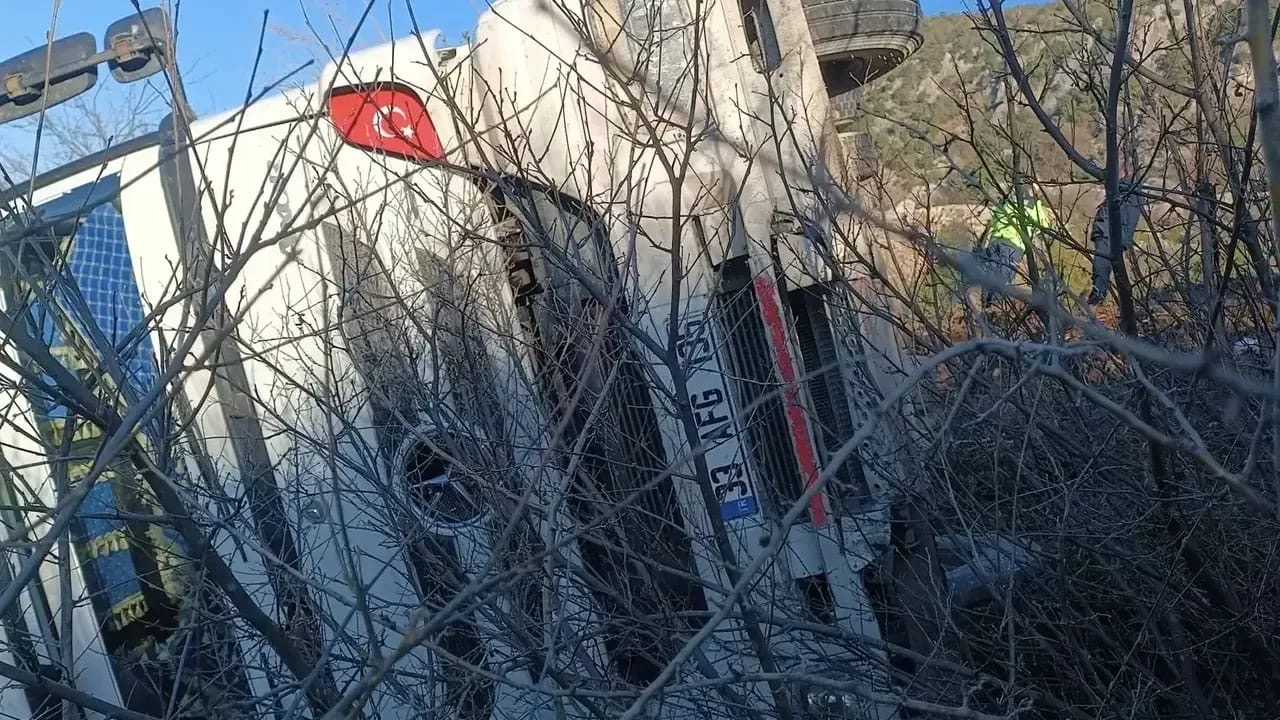 Feke’de maden yüklü tır devrildi
