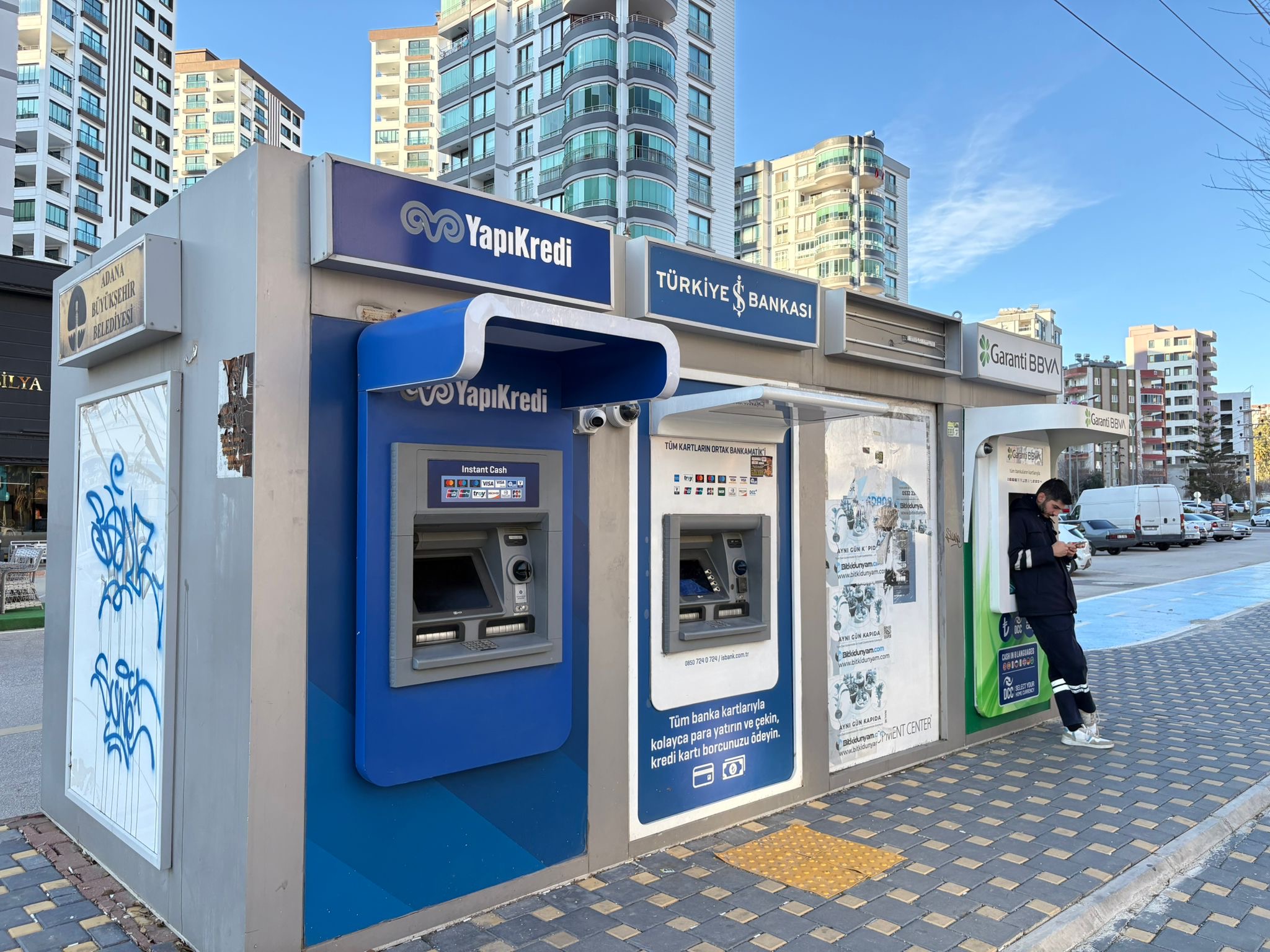 Çukurova’da Elektrik Kesintisi ATM’leri Vurdu: Vatandaşlar Nakit Çekemiyor