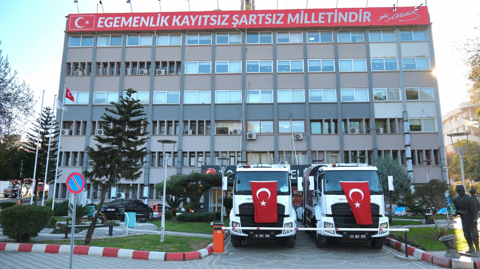 Ceyhan Belediyesi Araç Filosuna İki Yeni Çöp Kamyonu Daha Kazandırdı