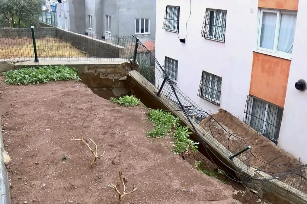 Sağanak Yağış Yaşamı Felce Uğrattı