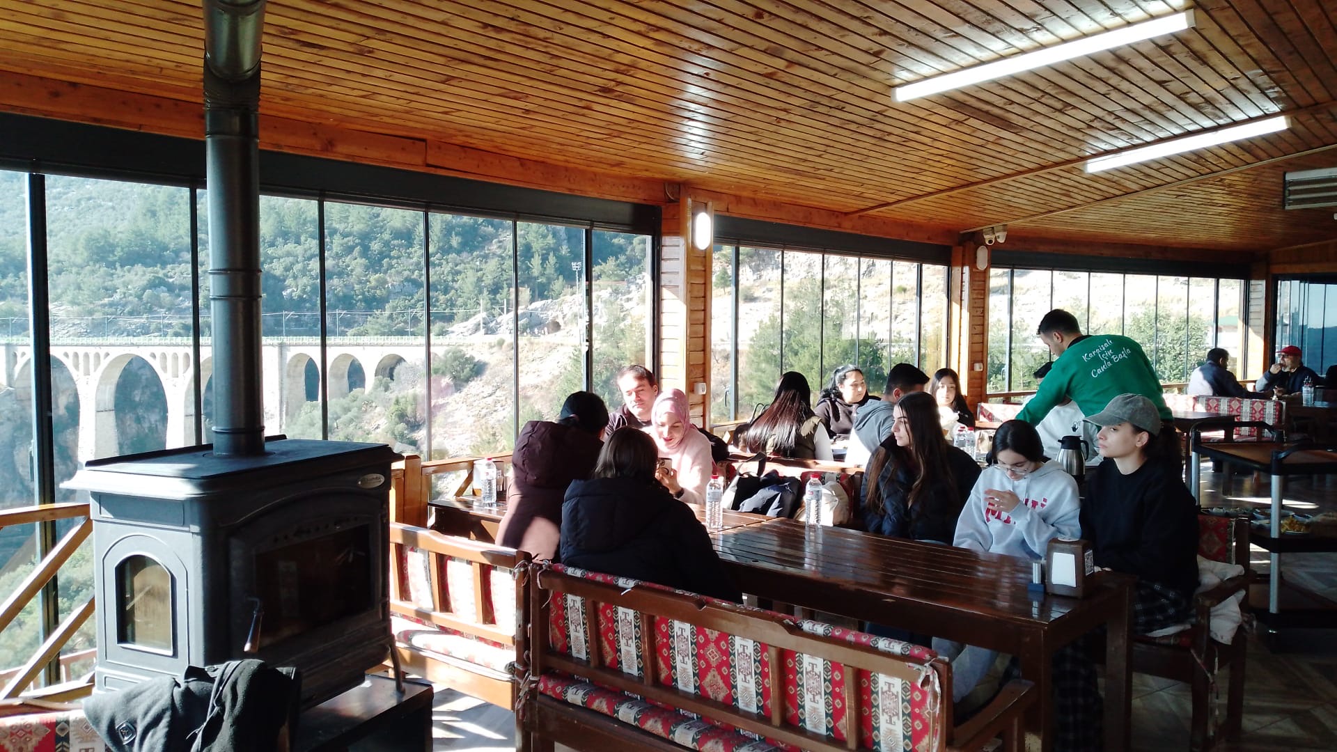 Varda Köprüsü’nde Kahvaltı Keyfi: Doğayla İç İçe Unutulmaz Bir Sabah