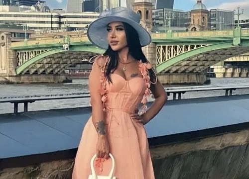 Çekinmez, Anne ve Babasının Yanında