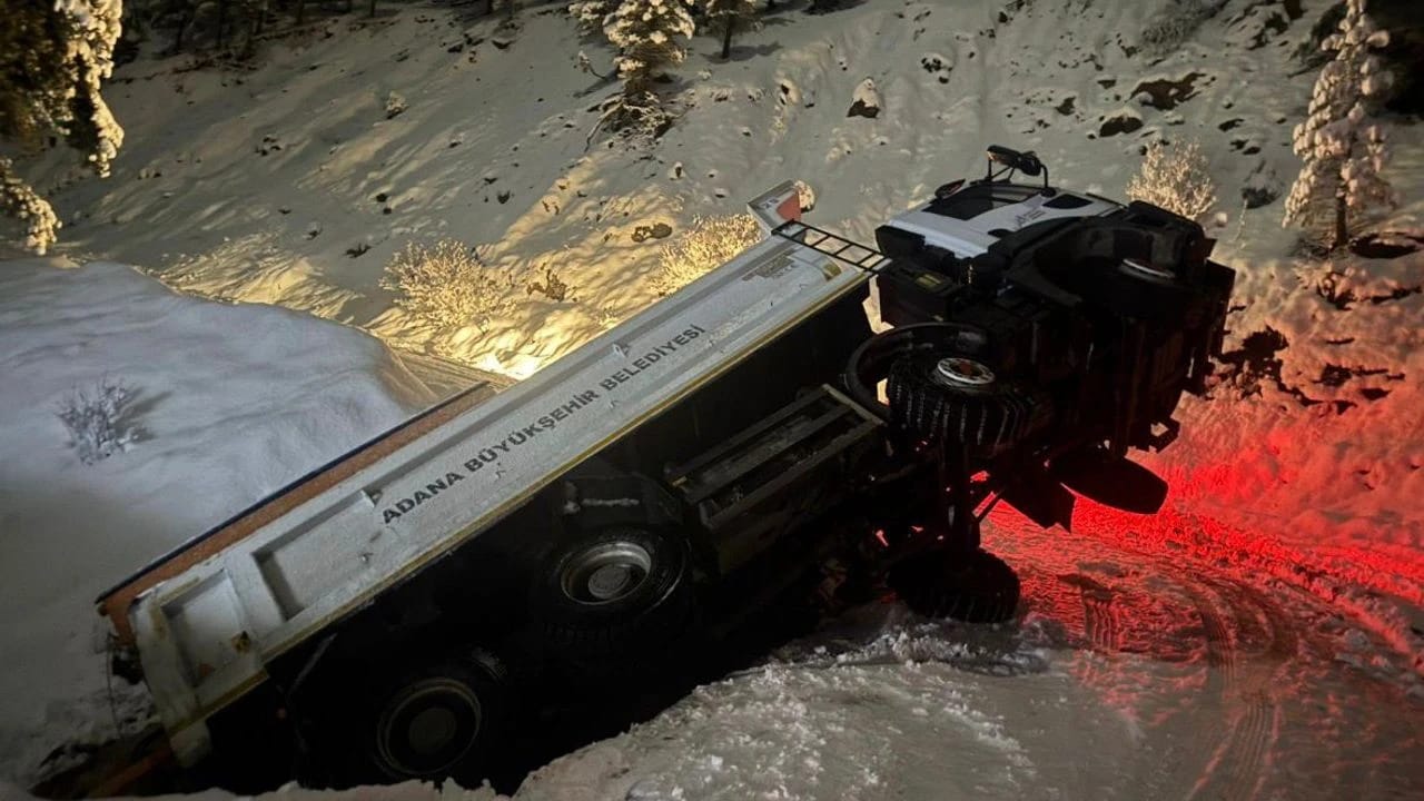 Pozantı’da kar temizleme kamyonu kontrolden çıkıp şarampole düştü