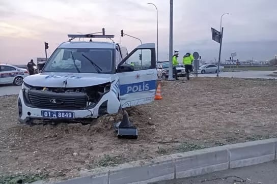 Otomobille Polis Aracı Çarpıştı: 3 Yaralı
