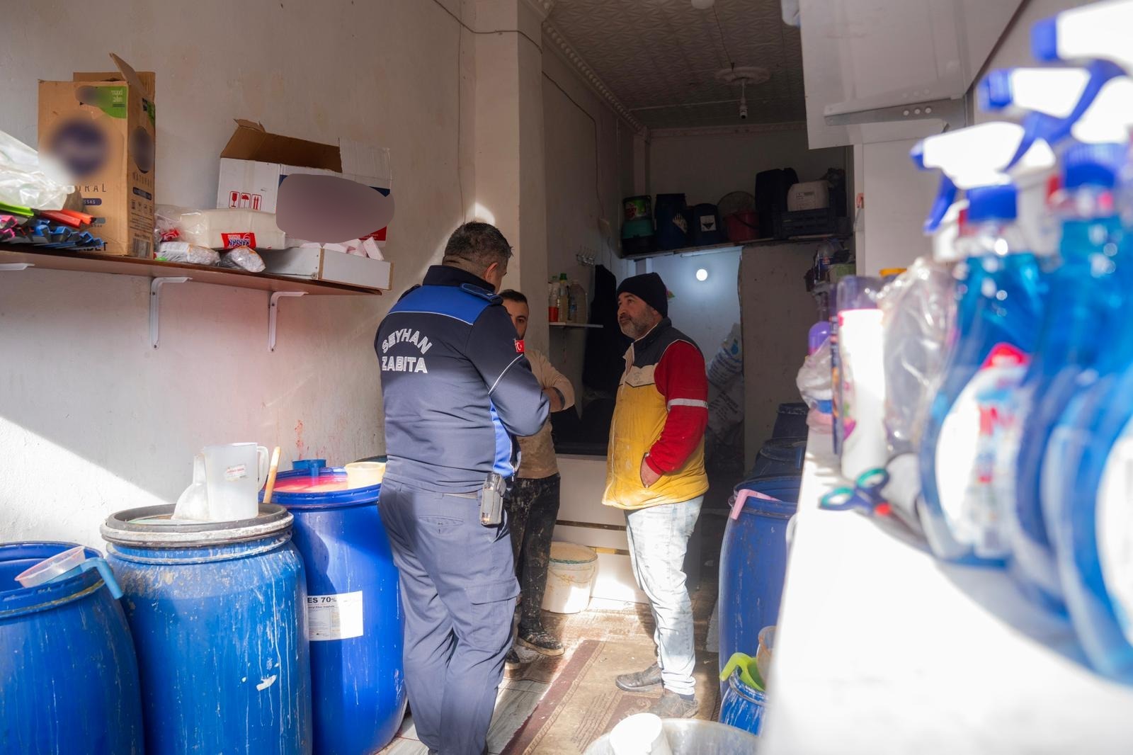 Seyhan’da “Merdiven Altı” Üretime Geçit Yok: Tonlarca Sahte Şampuan ve Deterjan Ele Geçirildi