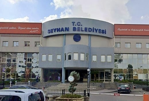 SEYHAN BELEDİYESİNDEN KAMUOYUNA ZORUNLU AÇIKLAMA: DEVLET ADABINA VE MİLLETİN DEĞERLERİNE YAPILAN SAYGISIZLIĞI KINIYORUZ