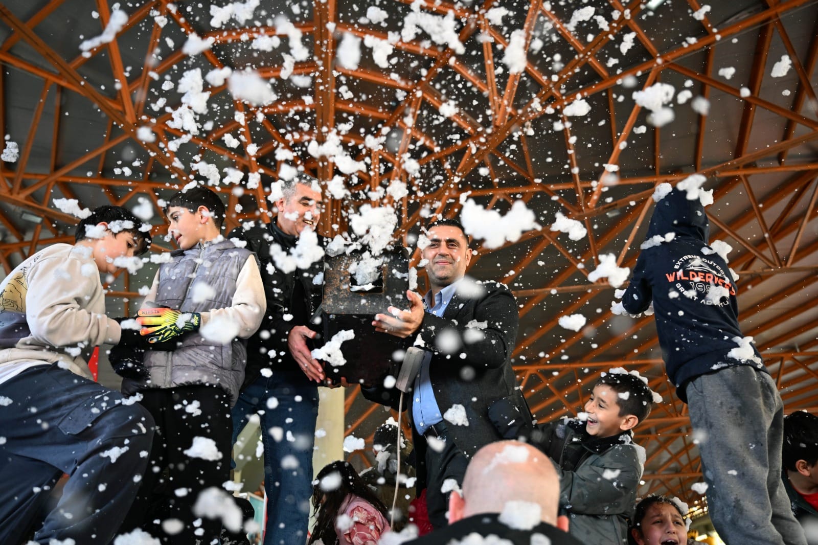 KOZAY, KAR YAĞMAYAN ADANA’DA ÇOCUKLARA KARTOPU COŞKUSUNU YAŞATTI
