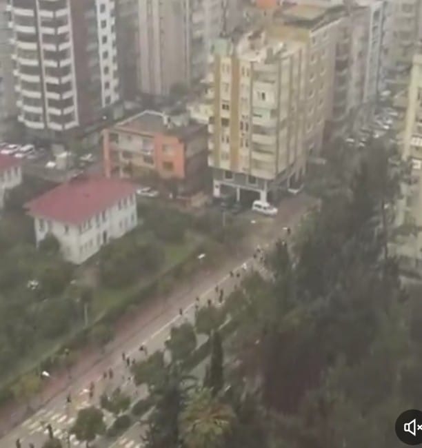 Uluslararası Adana Kurtuluş Yarı Maratonu Sağanak Yağmur Altında Başladı