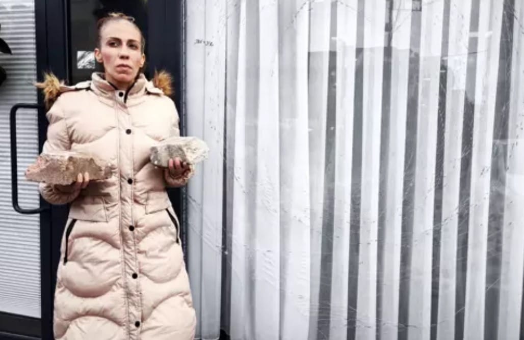 Kız Kardeşlerin İşyerine Taşlı Saldırı