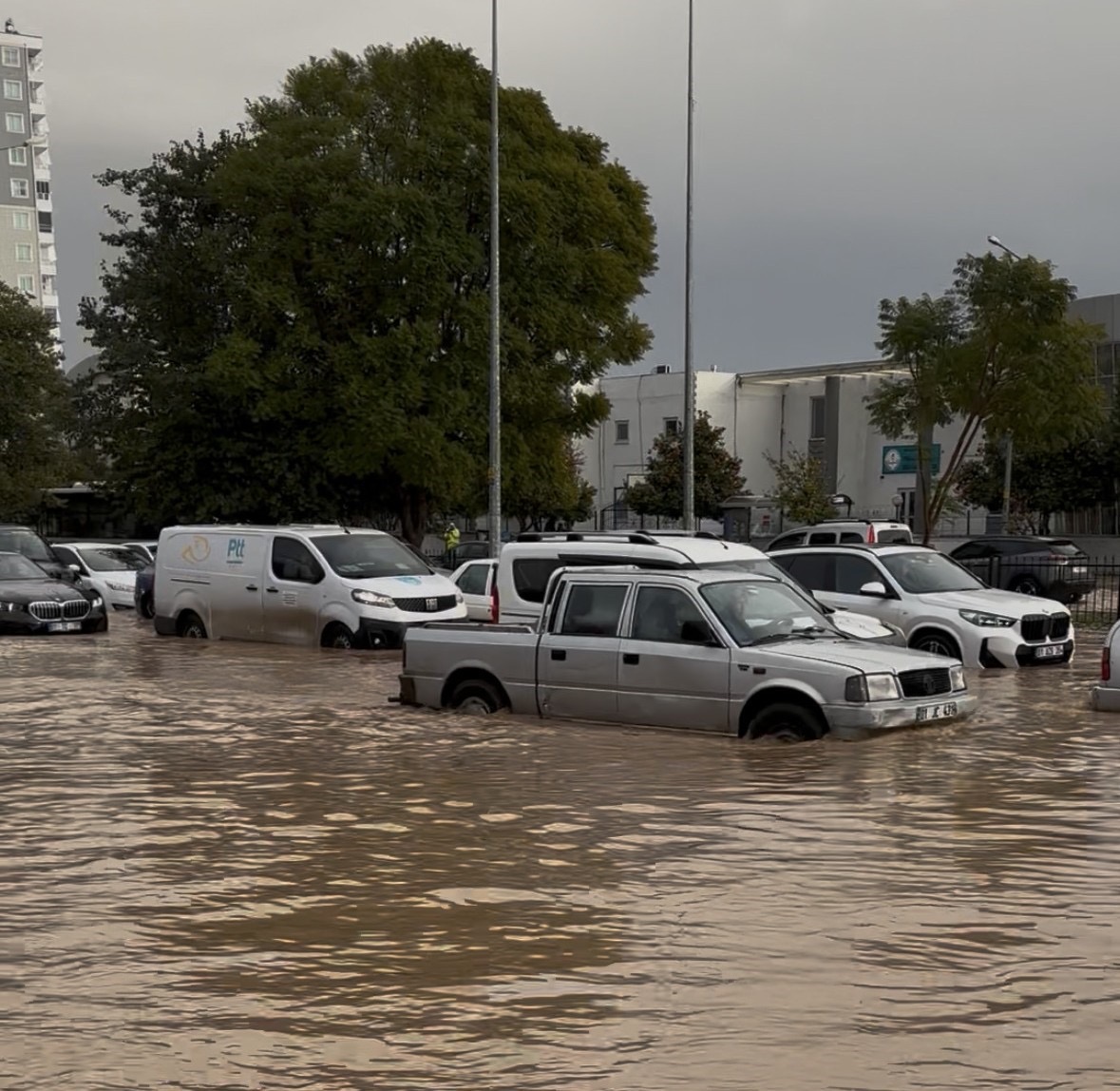 Sağanak yağmurda kaldırım kayboldu, vatandaş hastane duvarından yürüdü