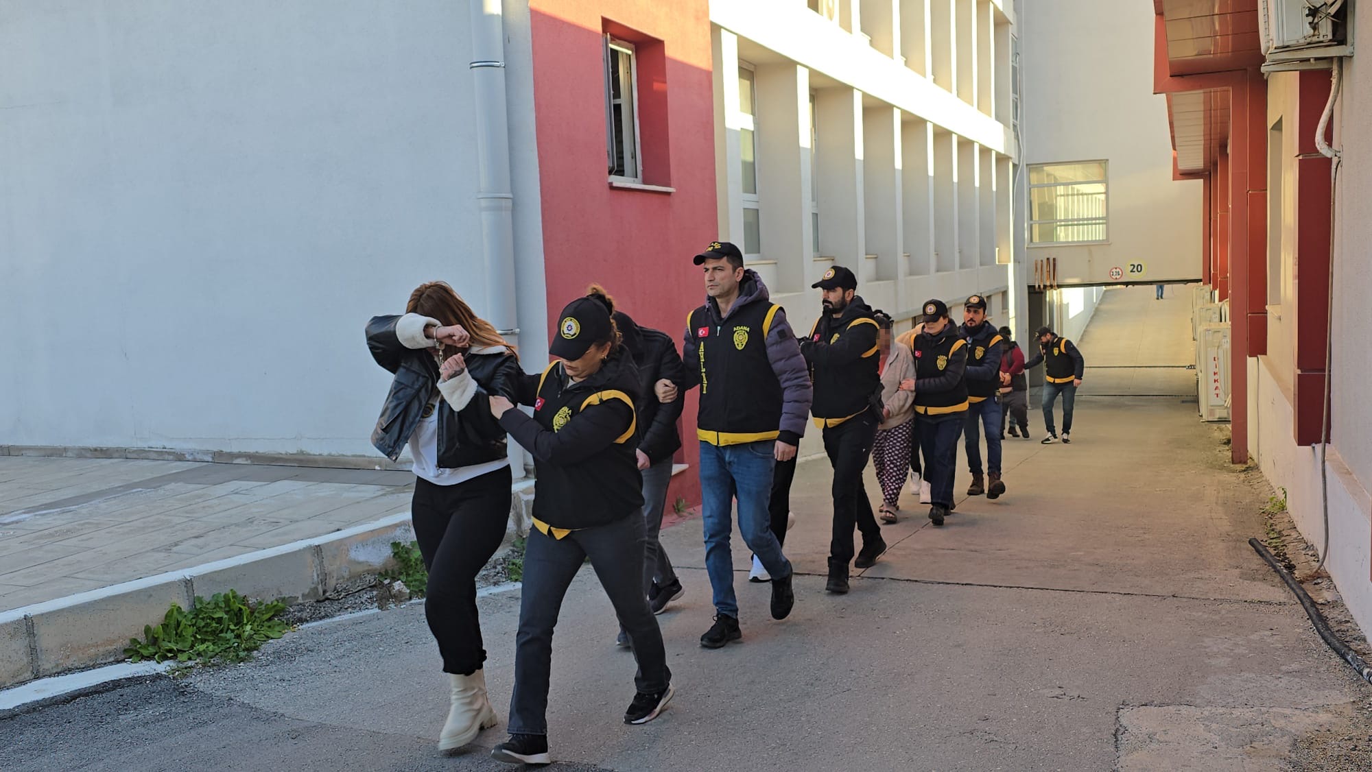 Fuhuş yaptıran masaj salonlarına operasyon: 14 kişi tutuklandıAdana’da fuhuş yaptırdıkları tesp