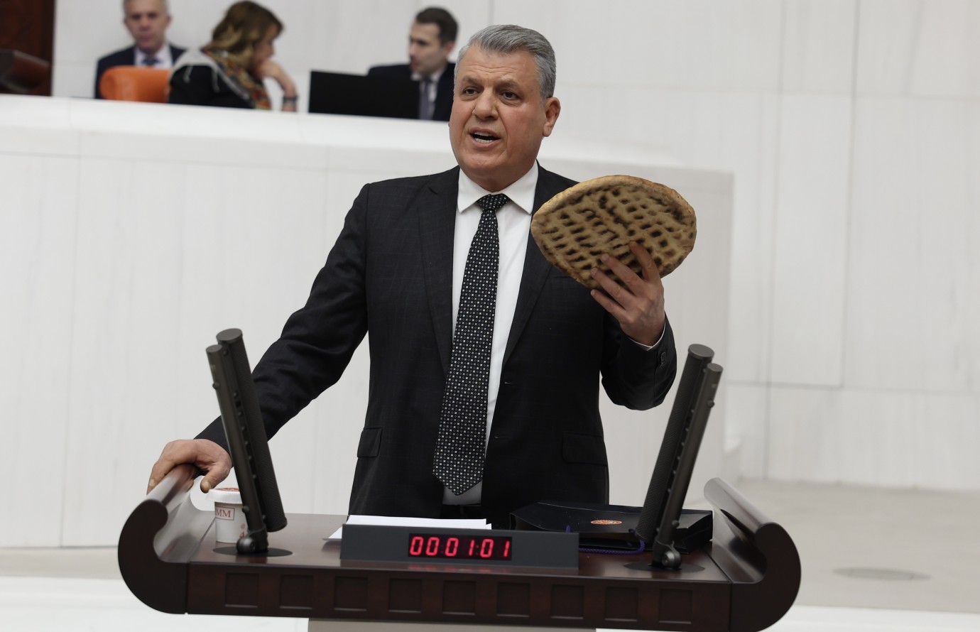 Ramazan Pidesi ile Meclis Kürsüsünde