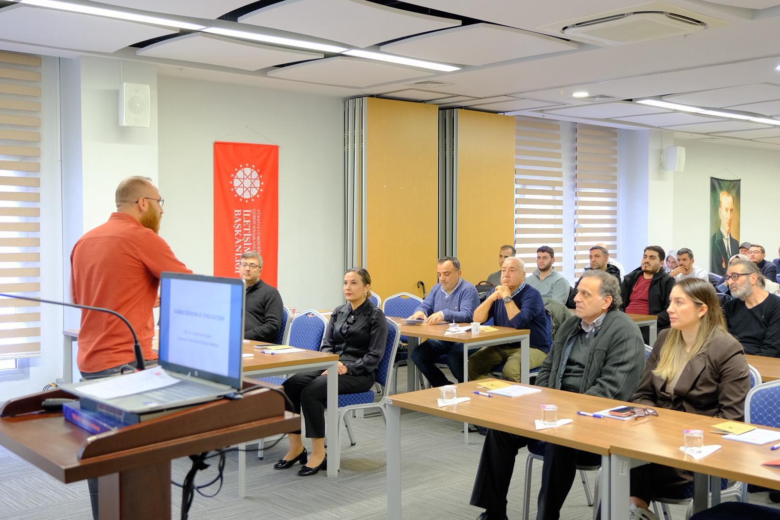 Adana’da Diksiyon ve Yapay Zekâ Çağında Habercilik Eğitimi Düzenlendi
