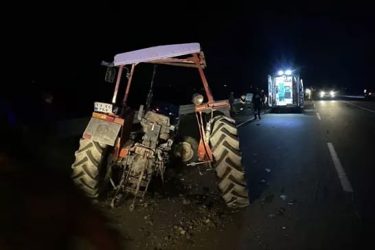 Otomobil, Traktörü İkiye Ayırdı: 6 Yaralı