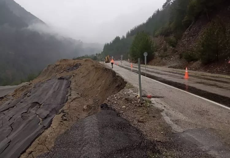 Heyelan Yüzünden Helikopter Pisti Çöktü