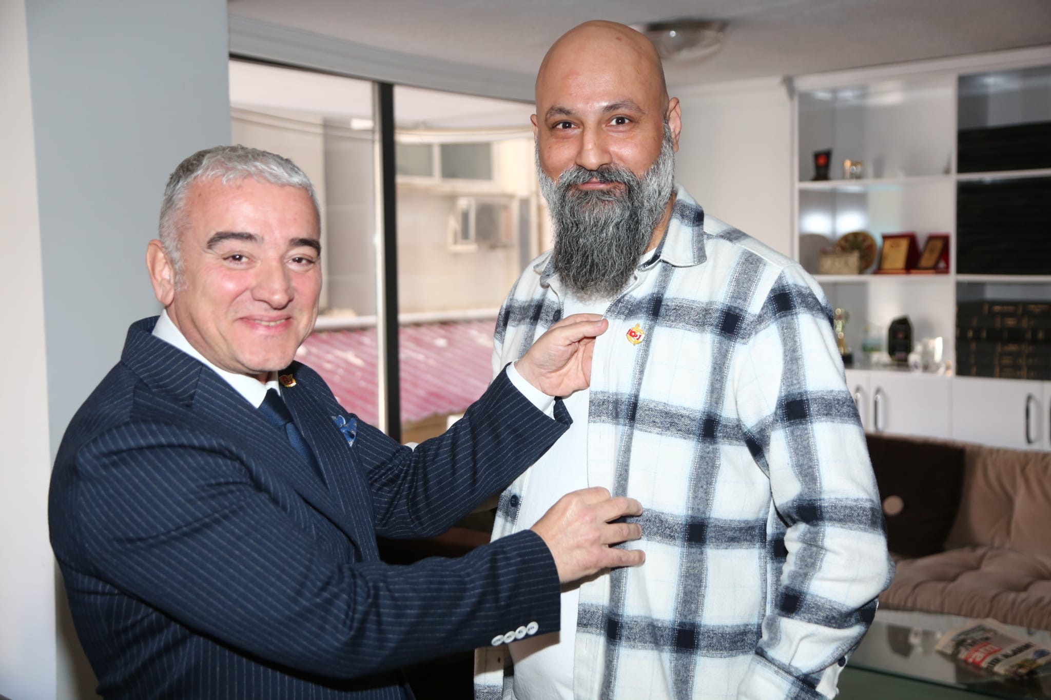 Soner Kan’a üyelik rozeti