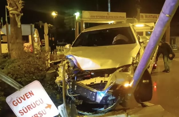 Otomobil ile Minibüs Çarpıştı: 3 Yaralı