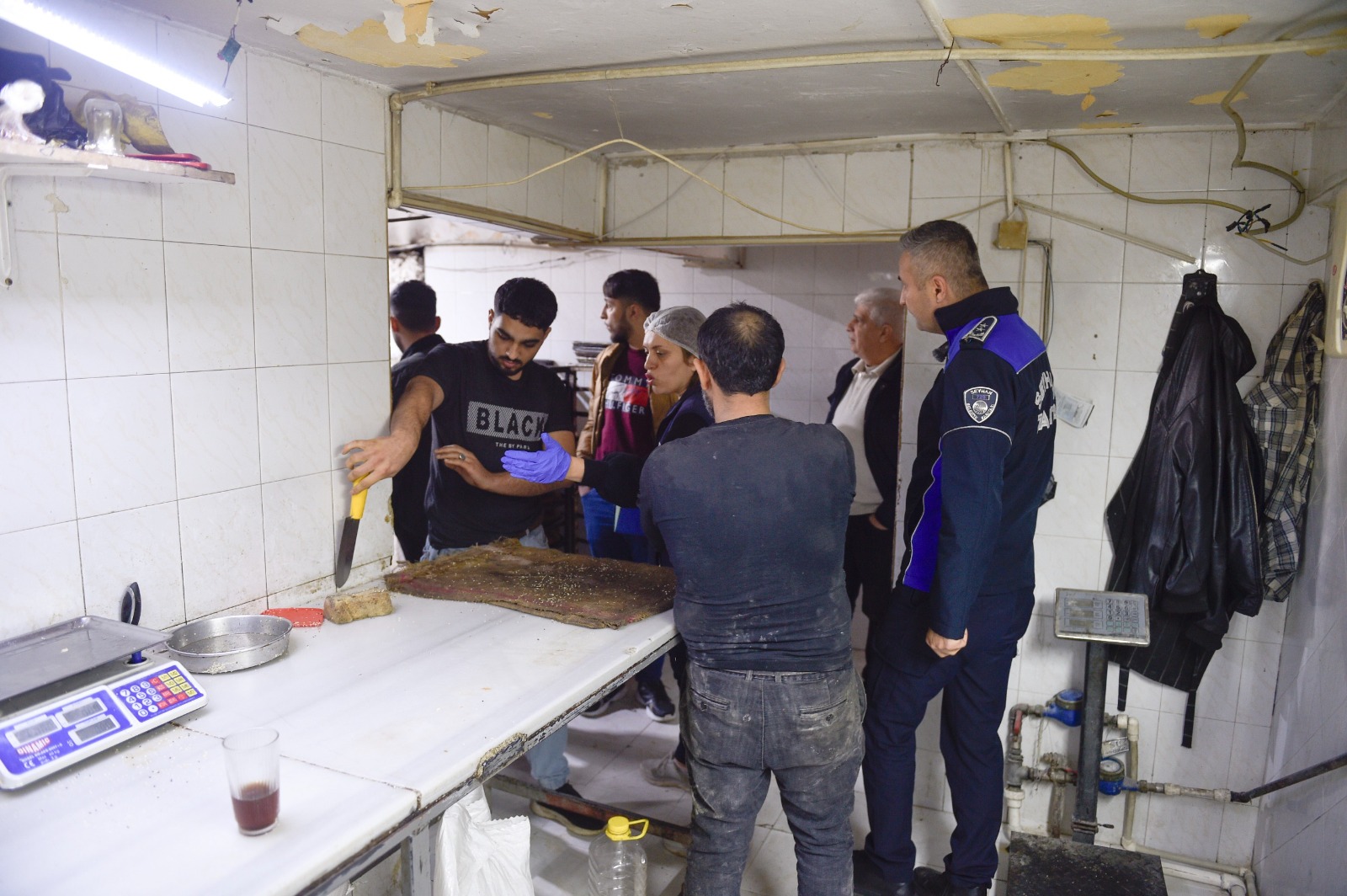 SEYHAN’DA HİJYEN KURALLARININ HİÇE SAYILDIĞI FIRIN MÜHÜRLENDİ