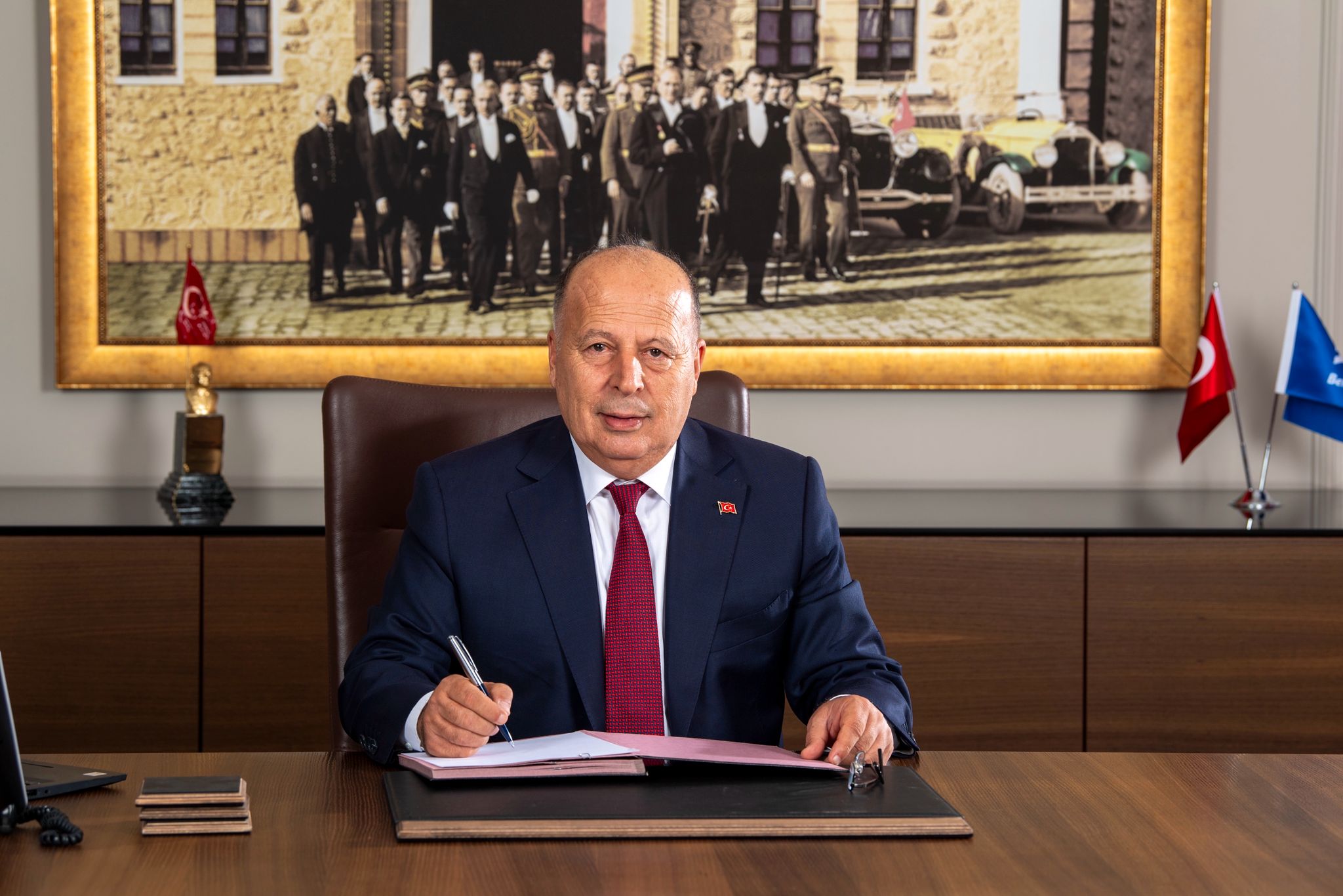 ALİ DEMİRÇALI: “BELEDİYEMİZİN TEK KURUŞ BORCU KALMAMIŞTIR”