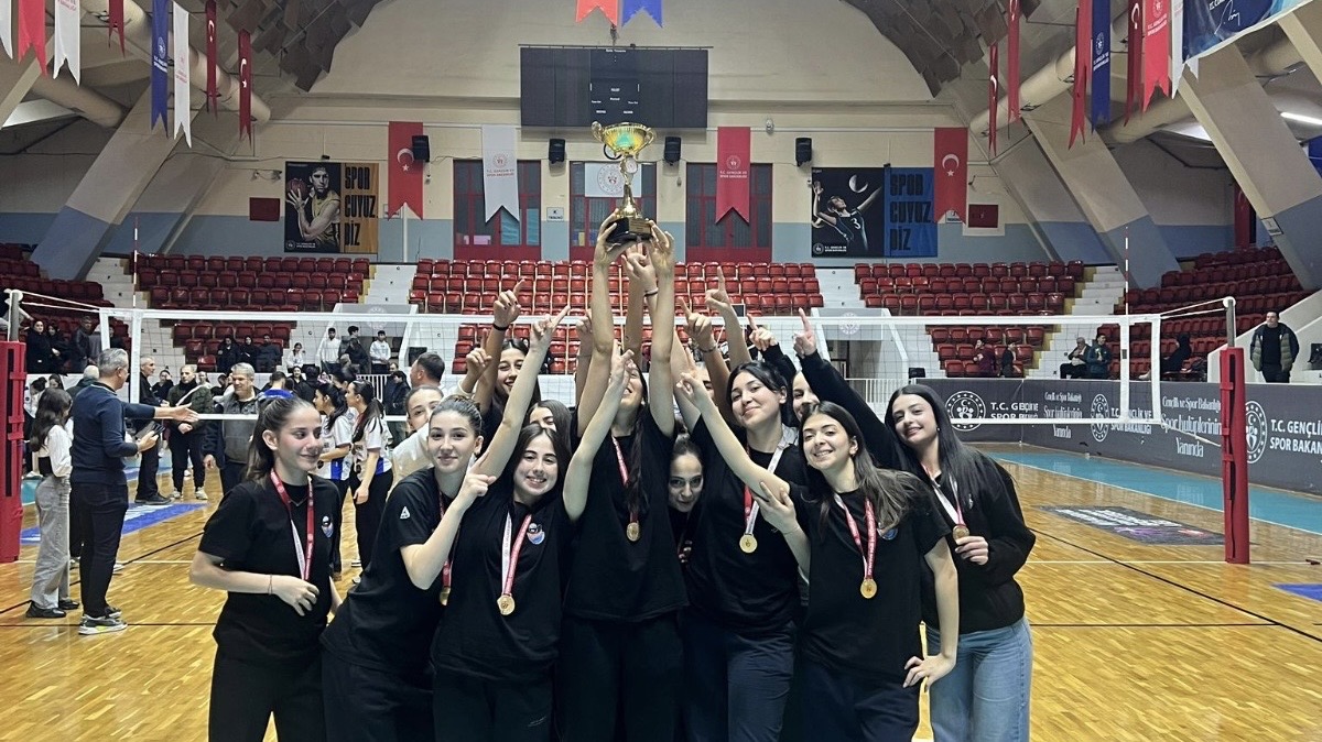 ABBSK Genç Kızlar Voleybol Takımı, Zeydan Karalar’ı şampiyonlukla karşıladı