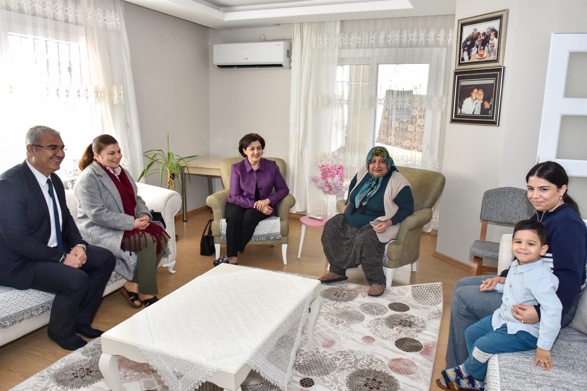 VALİMİZ SAYIN MUSTAFA YAVUZ’UN EŞİ SÜREYYA YAVUZ HANIMEFENDİ ŞEHİT AİLELERİNİ ZİYARET ETTİ