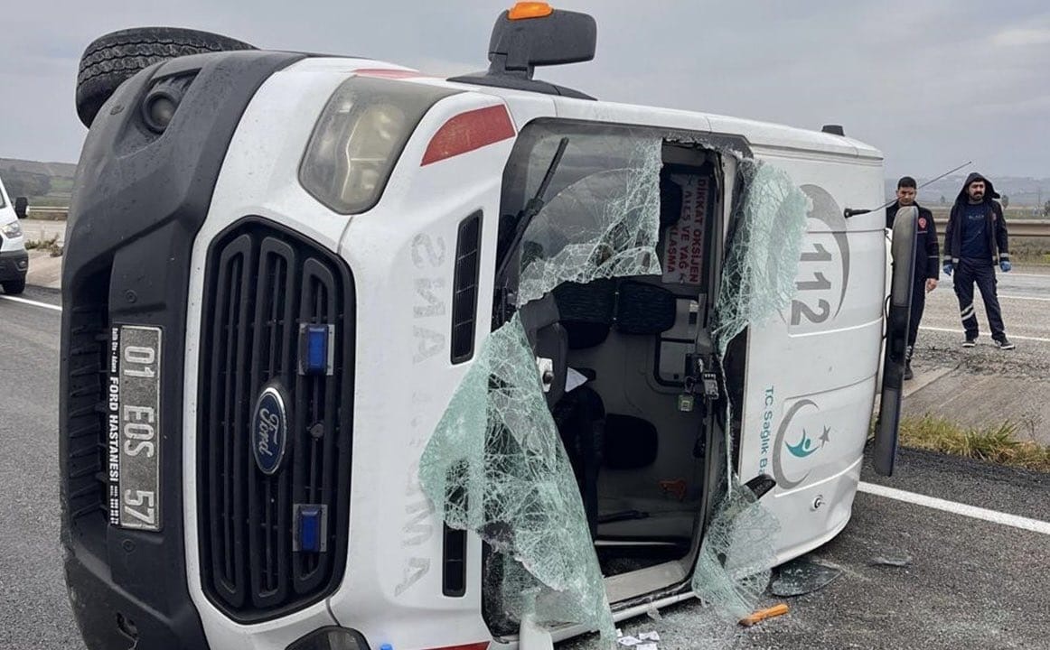 Ambulansın Lastiği Patladı: 3 Yaralı