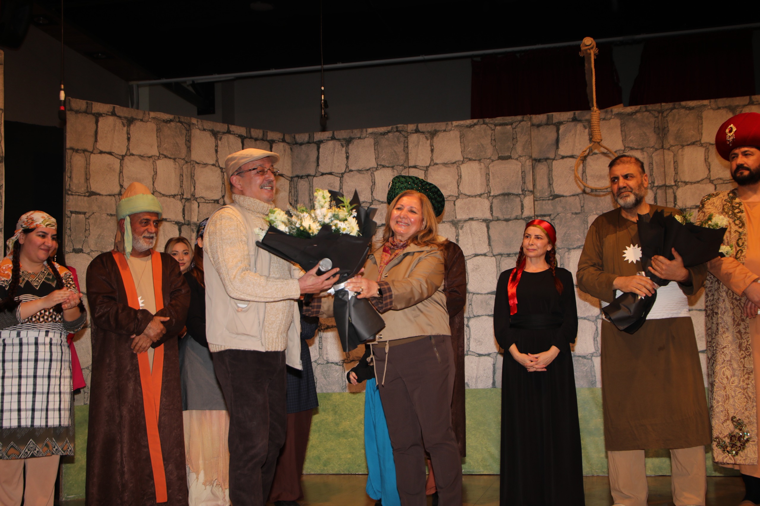 YÜREĞİR’DE PİR SULTAN ABDAL TİYATRO OYUNUNA YOĞUN İLGİ