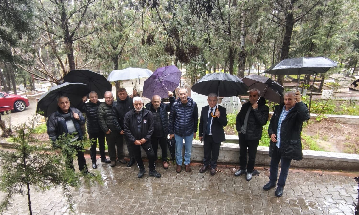 Spor adamı-gazeteci “ŞAMPİYON ALİ”, vefatının 15.yıldönümünde, Kabasakal Mezarlığı’ndaki kabri başında anıldı