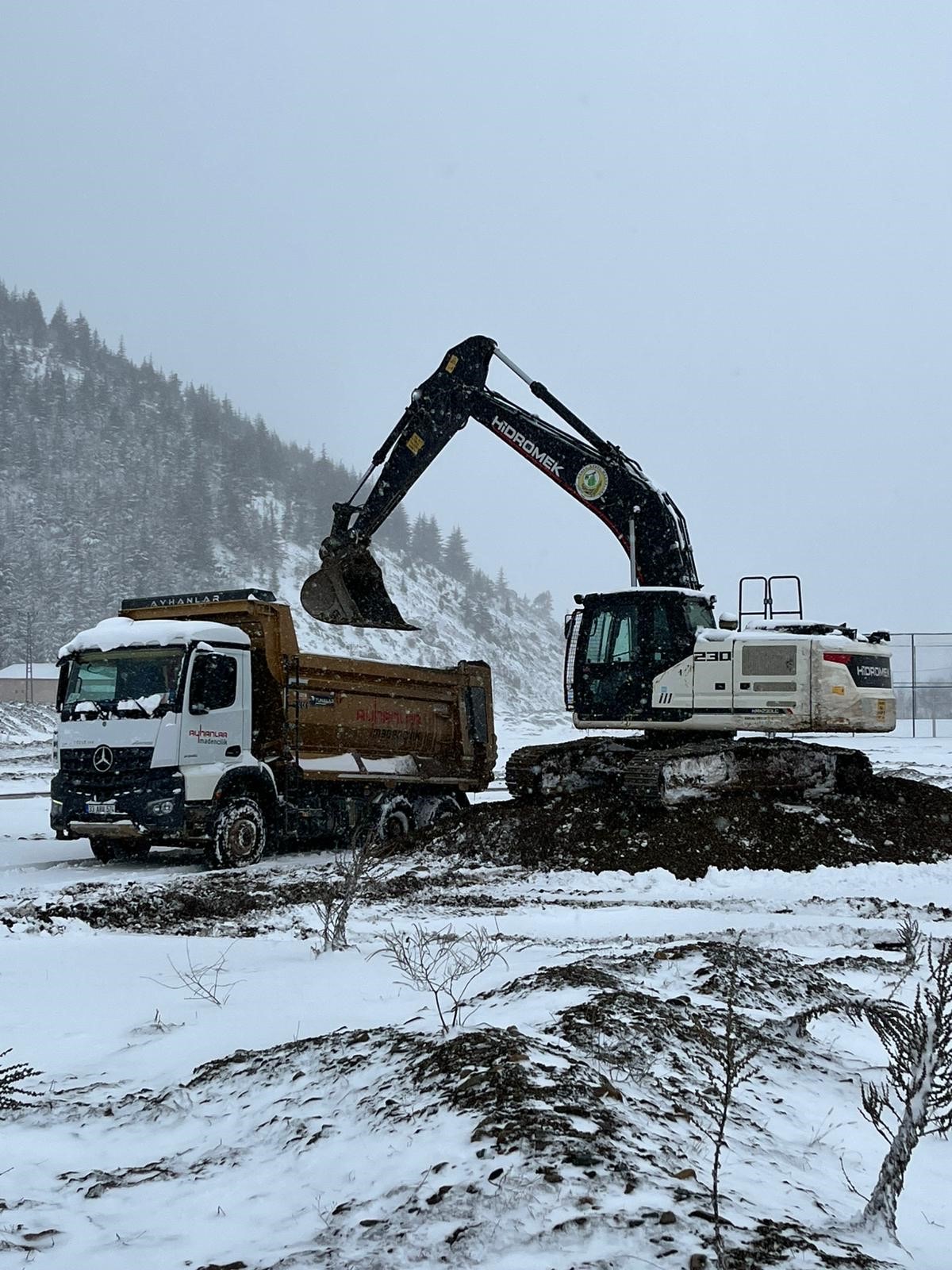 Feke’de kar ve heyelanla mücadele sürüyor