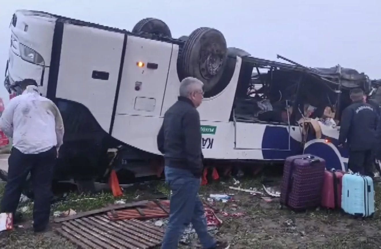 Adana’da Yolcu Otobüsü Devrildi!