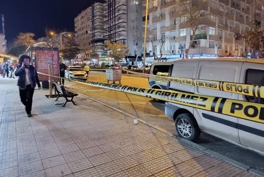 Otobüs Durağında Silahlı Saldırı!