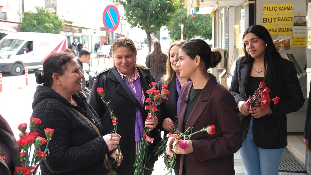 Ceyhan Belediye Başkan Vekili Av. Sevil Aydar Yıldız, 8 Mart Dünya Kadınlar Günü’nde Kadınlara Çiçek Dağıttı