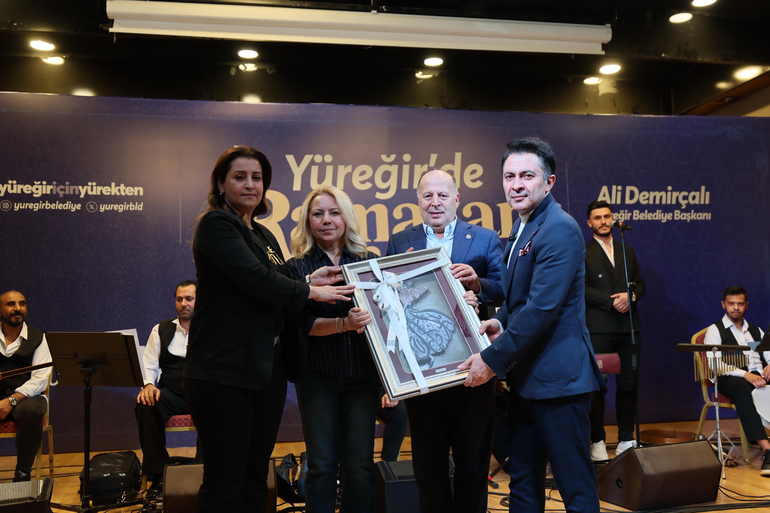 YÜREĞİR’DE ABDURRAHMAN ÖNÜL KONSERİNE YOĞUN İLGİ