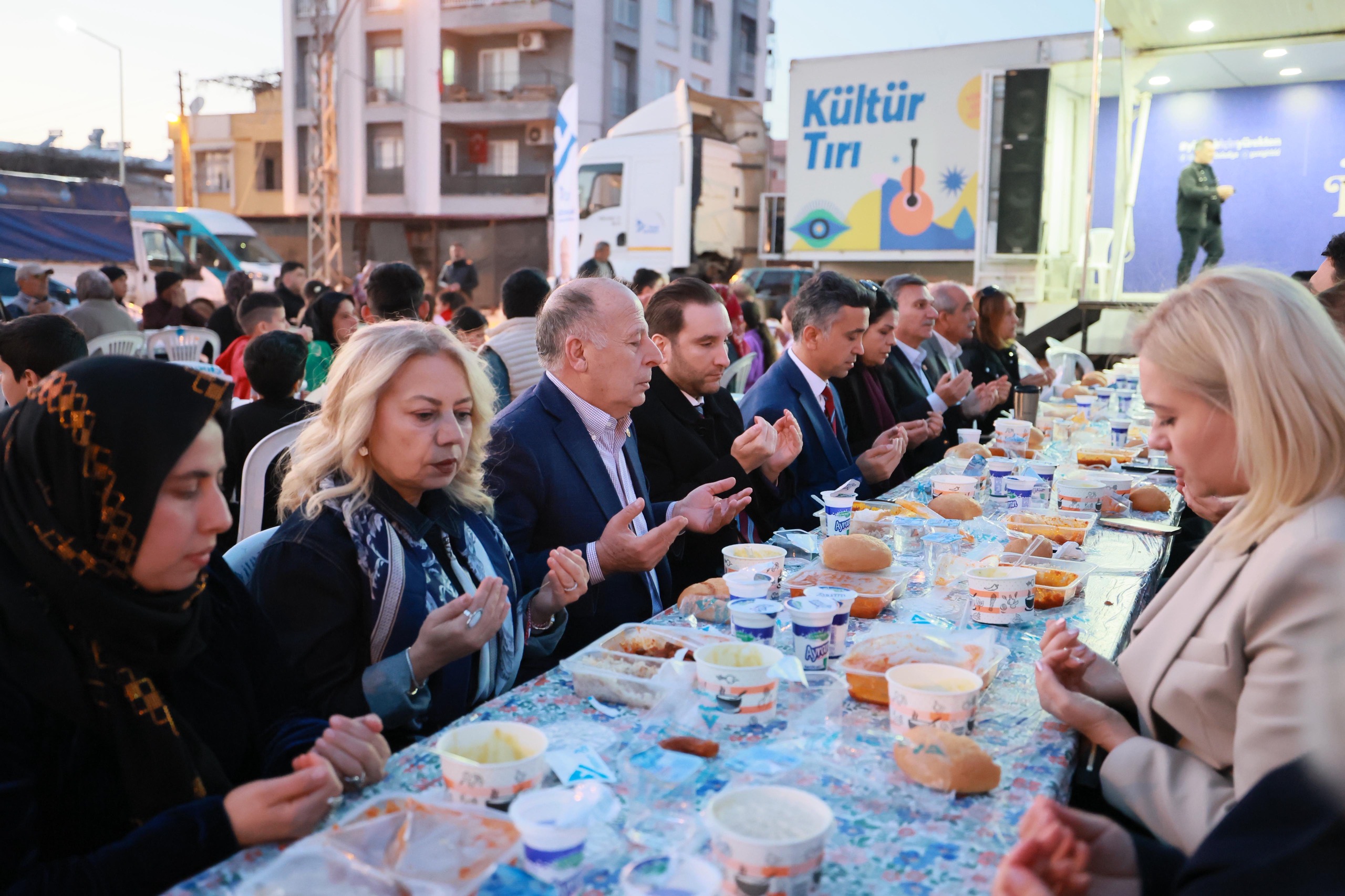 YÜREĞİR BELEDİYESİ MAHALLE İFTARLARINA DEVAM EDİYOR