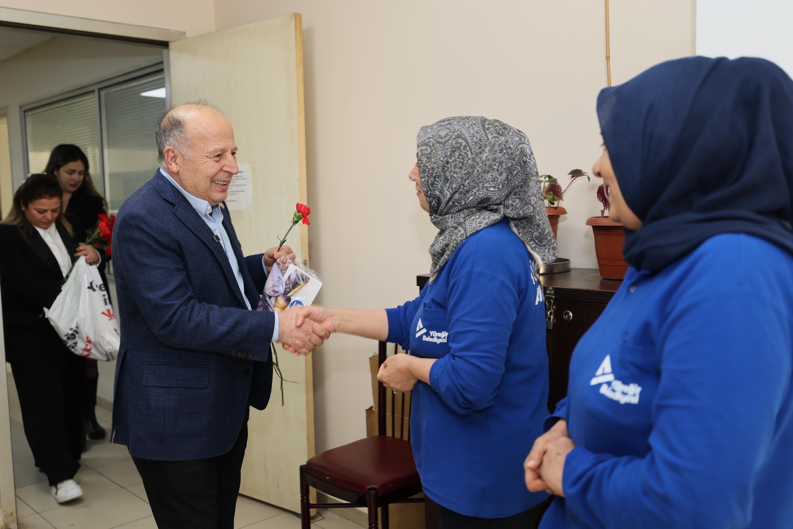 BAŞKAN DEMİRÇALI’DAN KADIN PERSONELE 8 MART ZİYARETİ