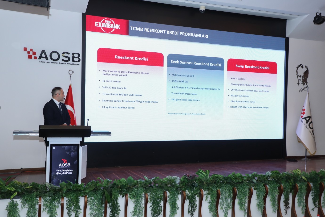 AOSB’de İhracatın Yol Haritası Çizildi   Adana Hacı Sabancı Organize Sanayi Bölgesi (AOSB), ihracat odaklı büyüme hedefi doğrultusunda sanayicilere rehberlik edecek önemli bir etkinliğe ev sahipliği yaptı.  Sanayicilerin uluslararası ticarette karşılaşabileceği finansal risklerin azaltılması ve ihracat kapasitelerinin güçlendirilmesi amacıyla düzenlenen toplantıda, Eximbank’ın sunduğu finansman ve sigorta çözümleri detaylı şekilde ele alındı.  AOSB Seyhan Salonu’nda düzenlenen ve katılımcıların yoğun ilgi gösterdiği programda, üretim gücünü küresel vizyonla buluşturmanın önemi vurgulanırken, dış pazarlarda sürdürülebilir büyümenin sağlanmasına yönelik atılabilecek adımlar da değerlendirildi.   Finansal Riskler  Bölge sanayicilerinin uluslararası pazardaki rekabet gücünü artırmak ve finansal risklerini minimize etmek amacıyla önemli bilgilerin paylaşıldığı toplantıda, Türk Eximbank Ege Bölge Sigorta Pazarlama ve Koordinasyon Müdürü Zeynep Aslıgül Nefesoğlu Kandiyeli’nin sunumlarının ardından Türk Eximbank Adana Şube Müdürü Ali Can ve ekibi, kredi destekleri ve alacak sigortası konularında kapsamlı bilgilendirmelerde bulundu.  Kısa, orta ve uzun vadeli kredi destekleri ve ihracat alacakları sigortası konuları Türk Eximbank yetkilileri tarafından detaylı olarak ele alındı.   Alacak Sigortası ve Risk Yönetimi  Programda, alacak sigortasının yalnızca bir güvence mekanizması değil, aynı zamanda etkin bir risk yönetim aracı olduğu vurgulandı. İhracatçı, alıcı ve Türk Eximbank arasında kurulan sistem sayesinde firmaların alacaklarının sigorta güvencesi altına alındığı, bu sayede finansal sürdürülebilirliklerinin güçlendirildiği ifade edildi.  Sunumlarda sistemin teminat, finansman ve enformasyon olmak üzere üç temel fonksiyon üzerinden işlediği, ihracatçıların hem yeni pazarlara açılmasını kolaylaştırdığı hem de mevcut pazarlarda daha güvenli hareket etmelerine katkı sunduğu aktarıldı.   Sigorta Süreçlerinde Kritik Başlıklar  Toplantıda alacak sigortası süreçlerine ilişkin kritik işleyiş detayları da kapsamlı şekilde paylaşıldı.  Buna göre, ihracatçı firmaların alacak riski bulunan tüm alıcıları için e-şube üzerinden limit başvurusu yapmalarının gerekli olduğu, sevkiyatların gerçekleştiği ayı takip eden ayın 10’una kadar eksiksiz bildirilmesi ve vadesi geçen alacakların zamanında sisteme girilmesinin tazminat süreçlerinin sağlıklı ilerleyebilmesi açısından büyük önem taşıdığı ifade edildi.  Dolandırıcılık Riski Uyarısı  Ayrıca, alıcılarla yapılan ticari ilişkilerde iletişim doğrulamasının dikkatle yapılması, resmî kanallar üzerinden teyit alınması ve olağan dışı taleplere karşı temkinli yaklaşılması gerektiği vurgulanarak, uluslararası ticarette karşılaşılabilecek dolandırıcılık risklerine karşı alınması gereken önlemler örneklerle anlatıldı.  Finansman ve Sigorta Çözümleri  Toplantıda Eximbank’ın sunduğu finansman modelleri ile sigorta çözümlerinin, firmaların nakit akışını koruyarak ihracat kapasitelerini artırdığı ifade edildi. Prim maliyetlerinin alıcının bulunduğu ülke, ödeme şekli ve risk grubu gibi değişkenlere göre belirlendiği, bu sayede firmalara esnek ve ihtiyaca özel çözümler sunulduğu bildirildi.  Bununla birlikte bazı ülkelerin kapsam dışı veya geçici kapsam dışı olduğu bilgisi paylaşılırken, ihracatçının risk haritasını doğru analiz etmesinin önemine dikkat çekildi.   Küresel Rekabette Güçlü Adımlar  Toplantı, bölge sanayicisinin yalnızca üretim gücünü değil, aynı zamanda finansal ve stratejik kapasitesini de güçlendirmeye yönelik önemli bir adım olarak değerlendirildi.  Sanayicilerin uluslararası ticarette daha güvenli, bilinçli ve rekabetçi hareket etmelerine katkı sağlayan bu tür organizasyonların, AOSB’nin küresel ölçekte güçlü sanayi üssü vizyonuna önemli katkılar sunduğu bir kez daha ortaya kondu.  AOSB yönetimi, toplantıya katılım sağlayan tüm sanayicilere ve değerli katkıları dolayısıyla Türk Eximbank yetkililerine teşekkür ederek, bölge sanayisinin ihracat odaklı gelişimini destekleyen iş birliklerinin artarak devam edeceğini ifade etti.