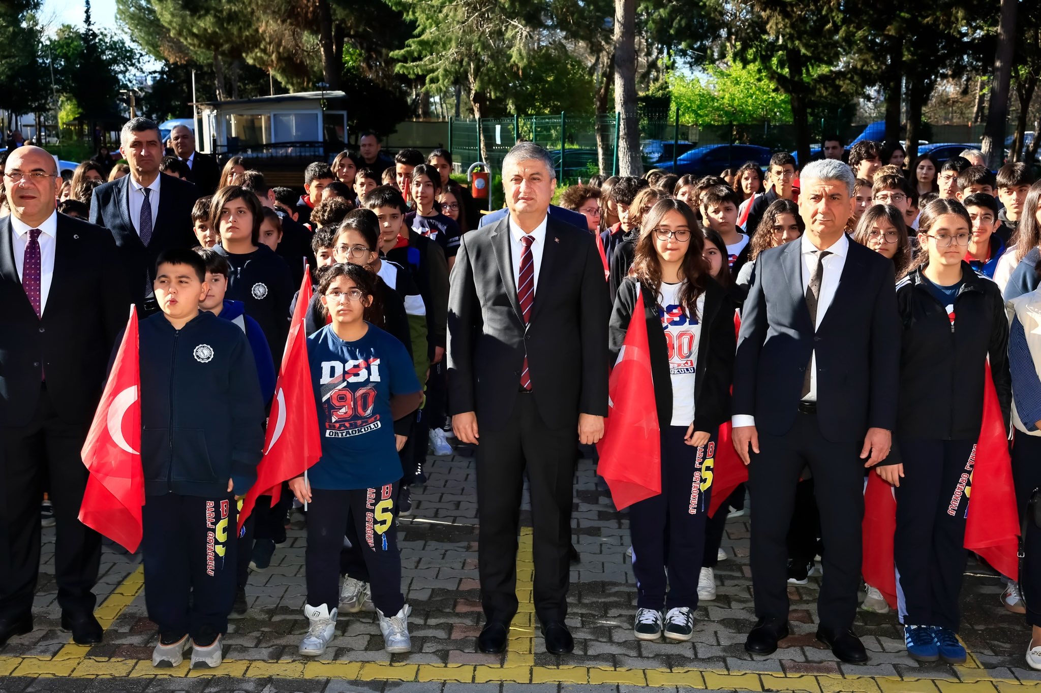 VALİ MUSTAFA YAVUZ DSİ BARAJ ORTAOKULUNDA ÖĞRENCİLERLE BİR ARAYA GELDİ