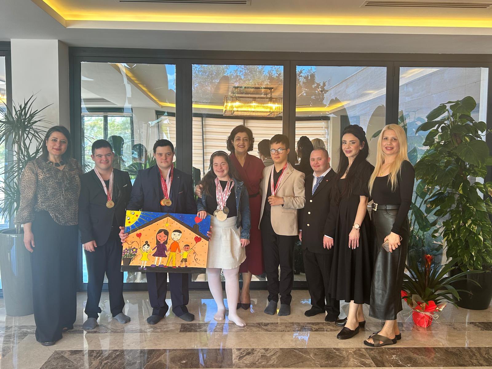 VALİ SAYIN MUSTAFA YAVUZ’UN EŞİ SÜREYYA YAVUZ HANIMEFENDİ ÖZEL GEREKSİNİMLİ EVLATLARIMIZI MİSAFİR ETTİ